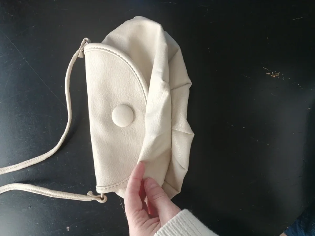 Illustration de Petit sac à main crème 