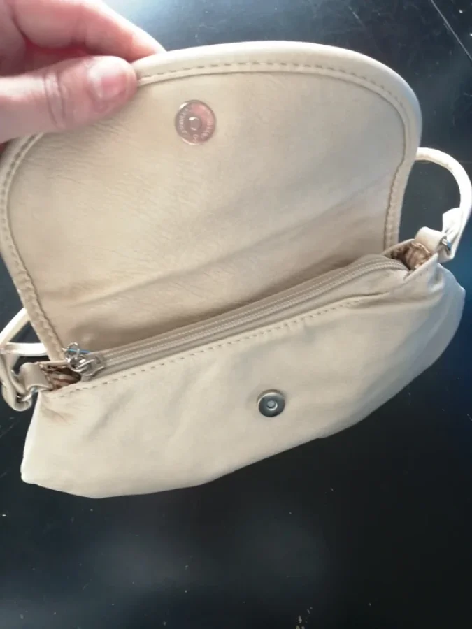 Illustration de Petit sac à main crème 