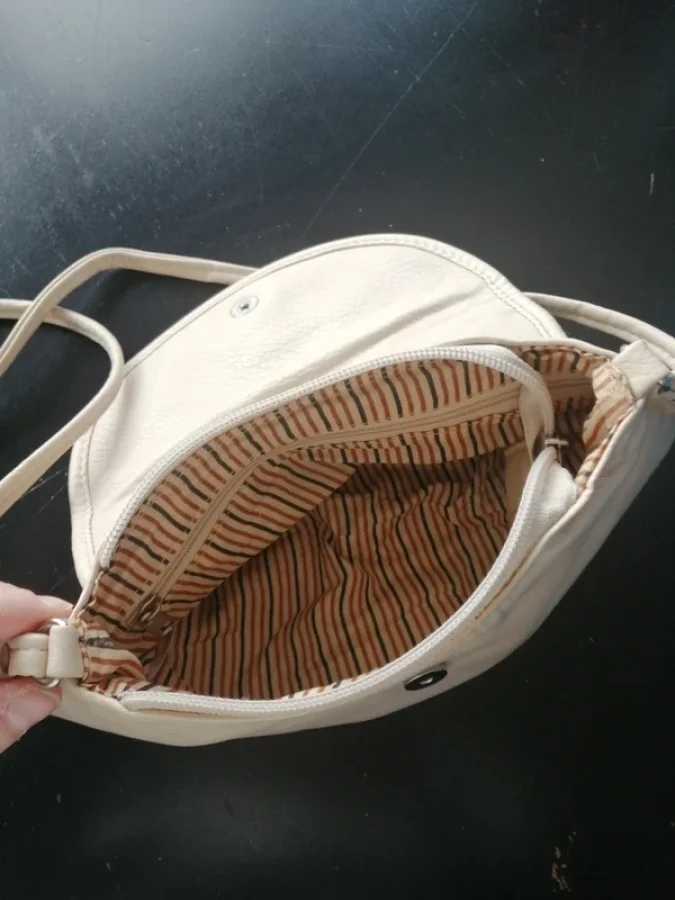 Illustration de Petit sac à main crème 