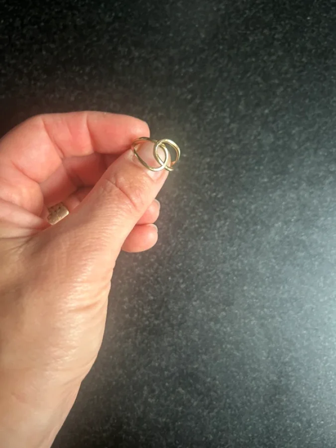 Illustration de Bague dorée ajustable 