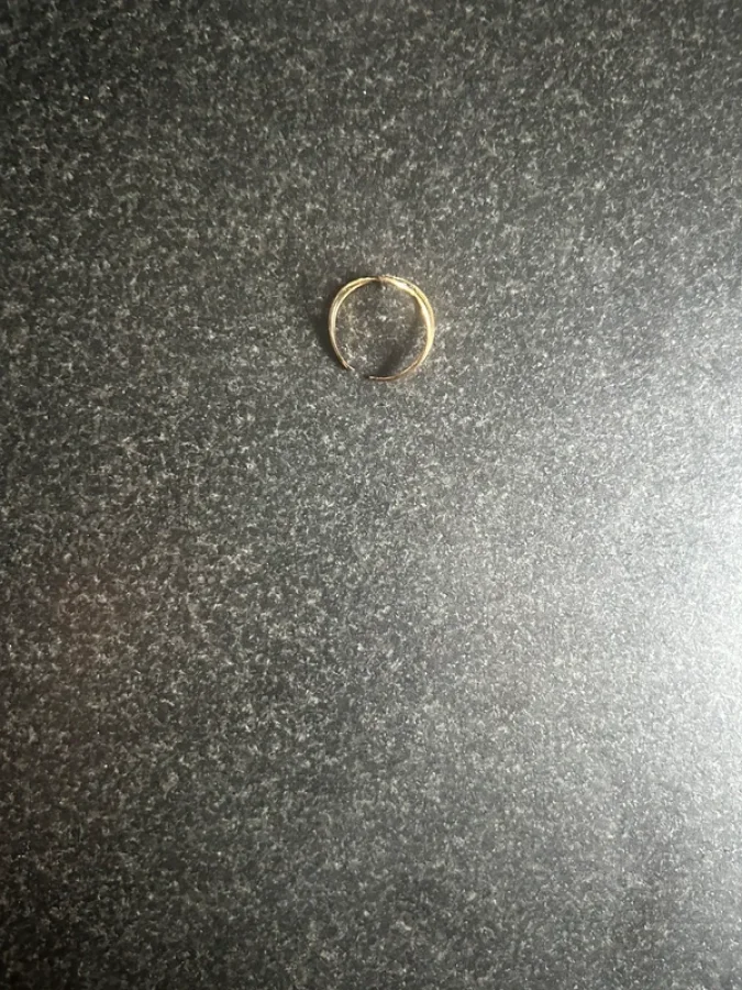 Illustration de Bague dorée ajustable 