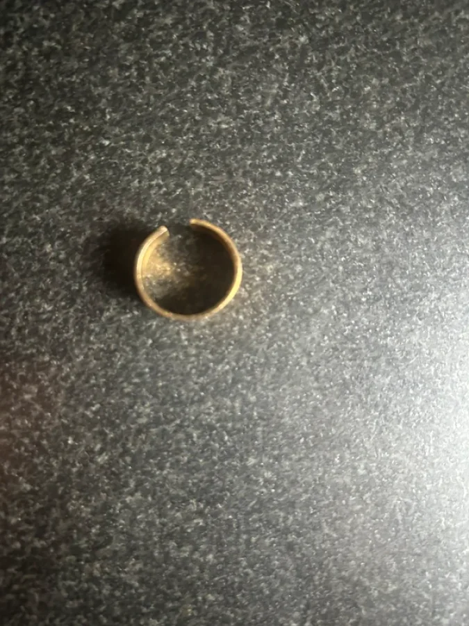 Illustration de Bague ajustable dorée 