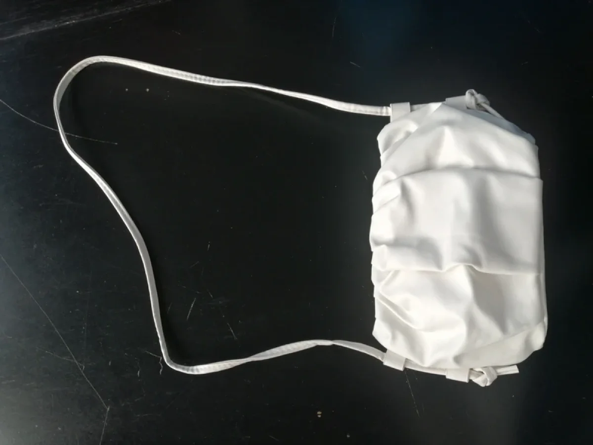 Illustration de Petit sac à main blanc 