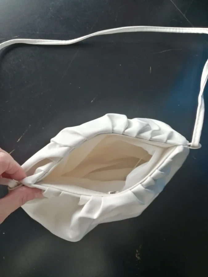Illustration de Petit sac à main blanc 