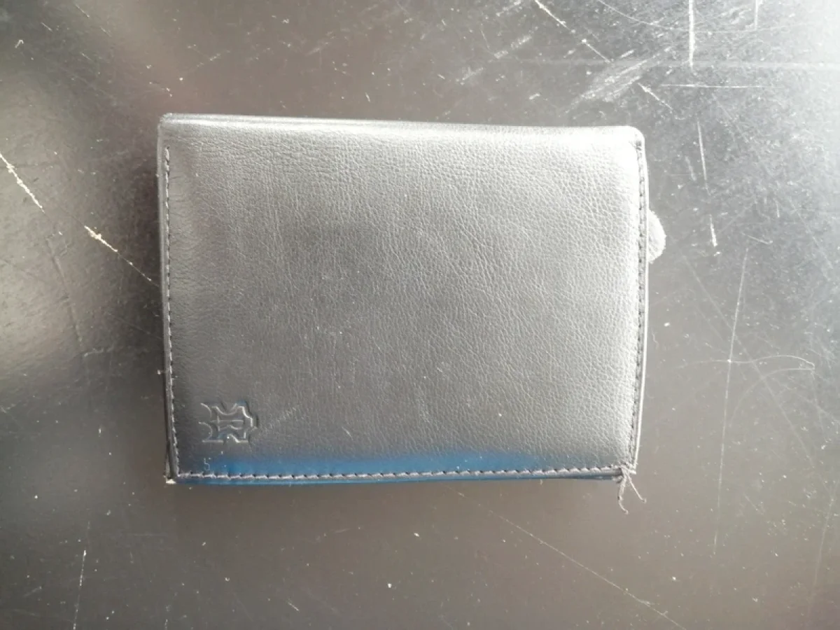 Illustration de Portefeuille noir simili cuir 