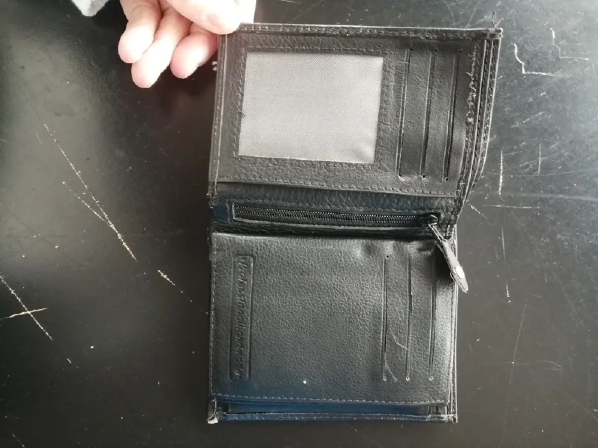 Illustration de Portefeuille noir simili cuir 