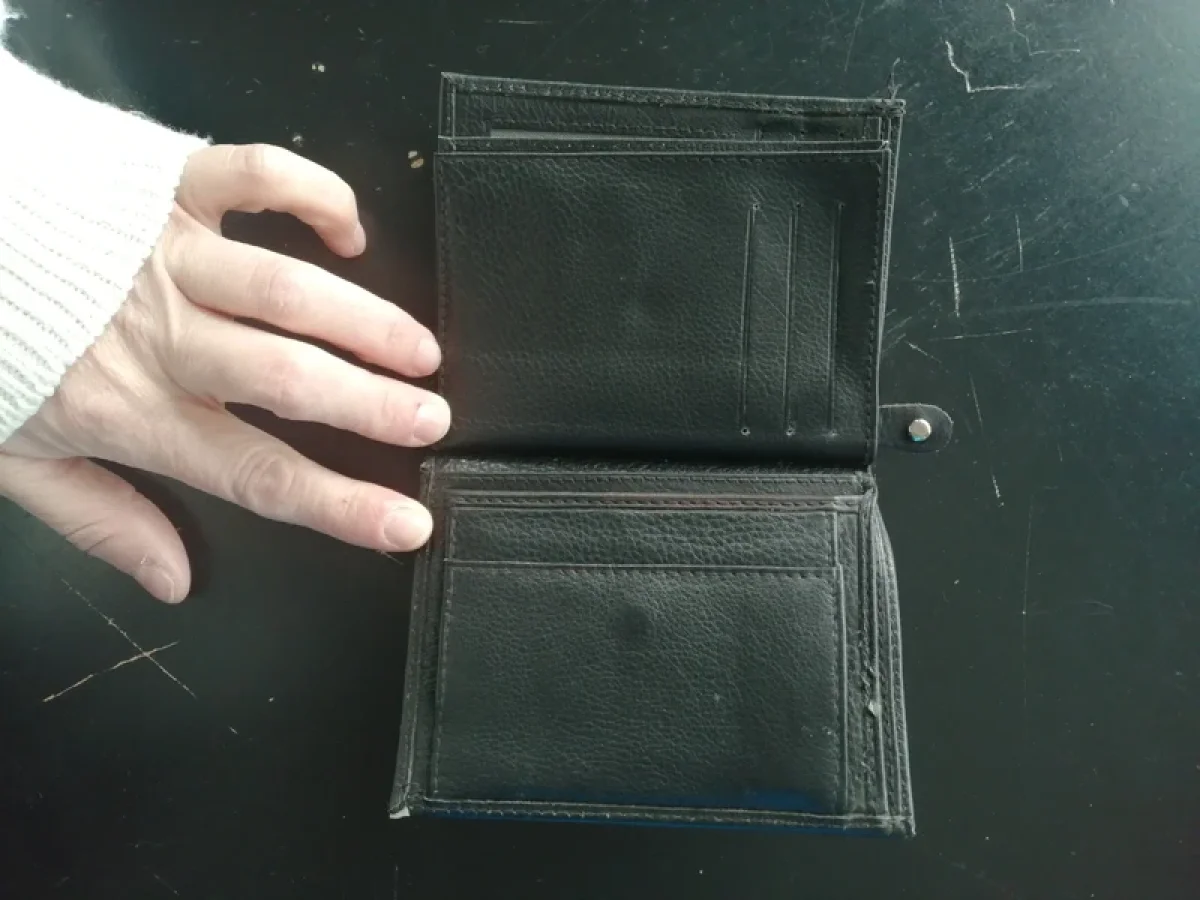 Illustration de Portefeuille noir simili cuir 