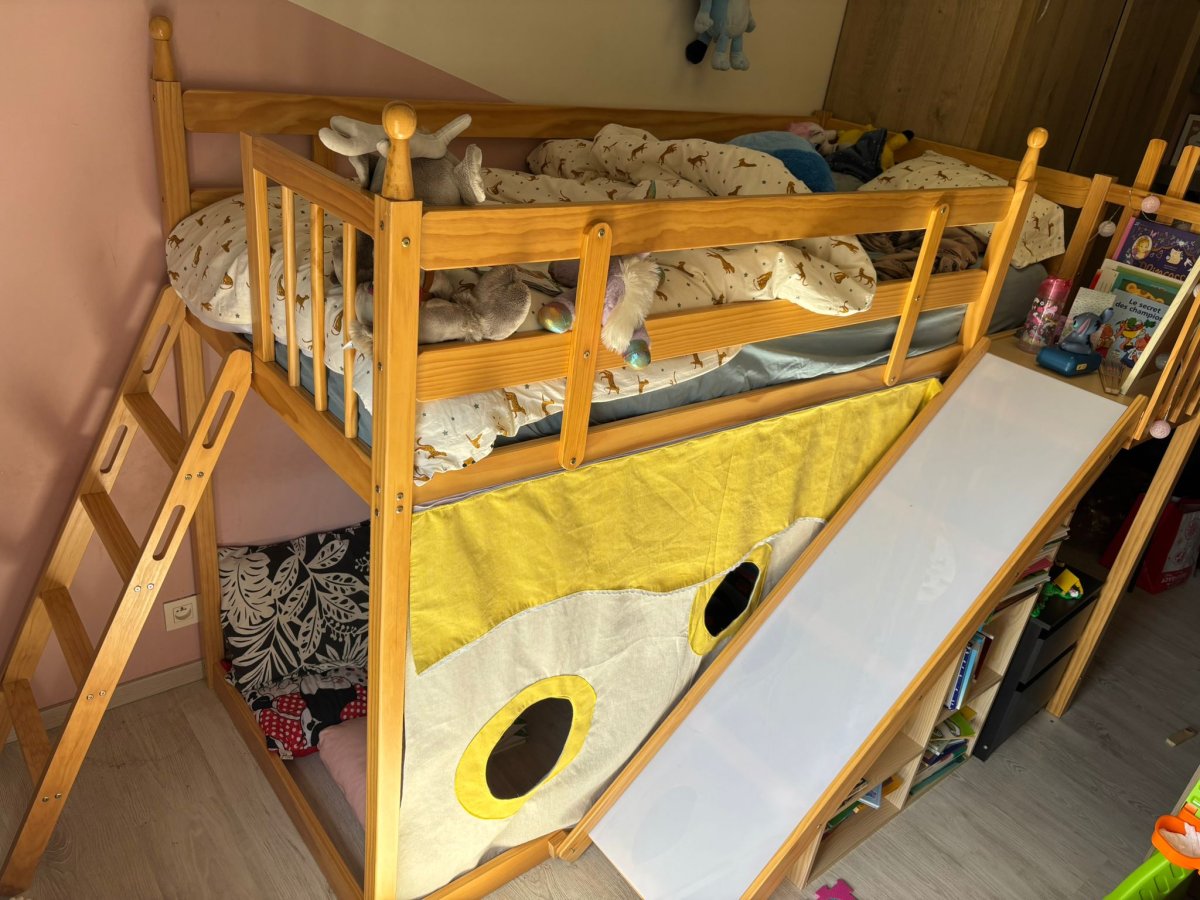 Illustration de A VENDRE Lit cabane avec toboggan 