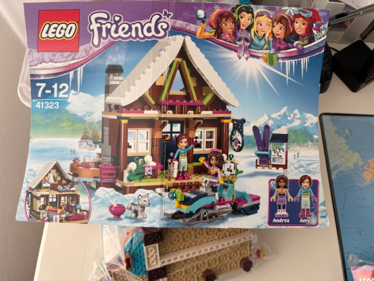 Illustration de Lego Friends 41323 : le chalet de la station de ski 