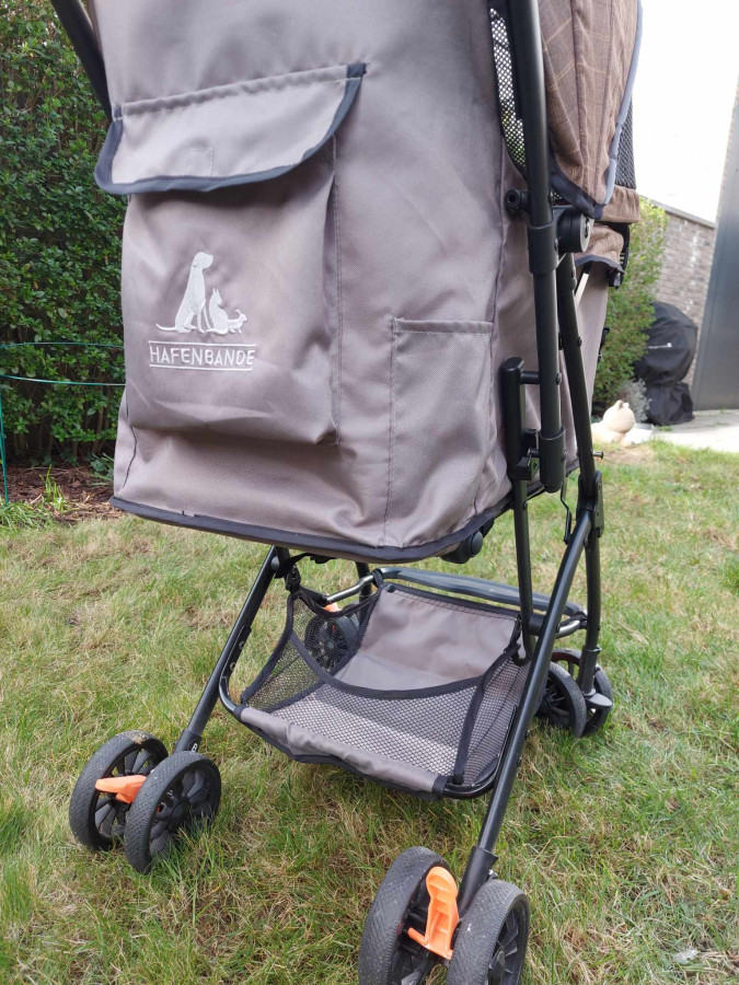 Illustration de Poussette chien 15kg max pliable HAFENBANDE achetée 7/23 - très peu utilisée 