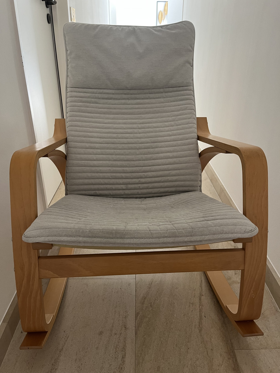 Illustration de Fauteuil à bascule POÄNG IKEA gris et bois 