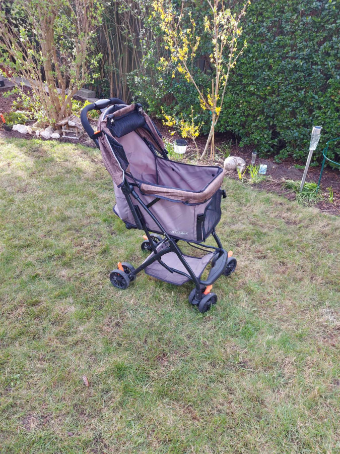 Illustration de Poussette chien 15kg max pliable HAFENBANDE achetée 7/23 - très peu utilisée 