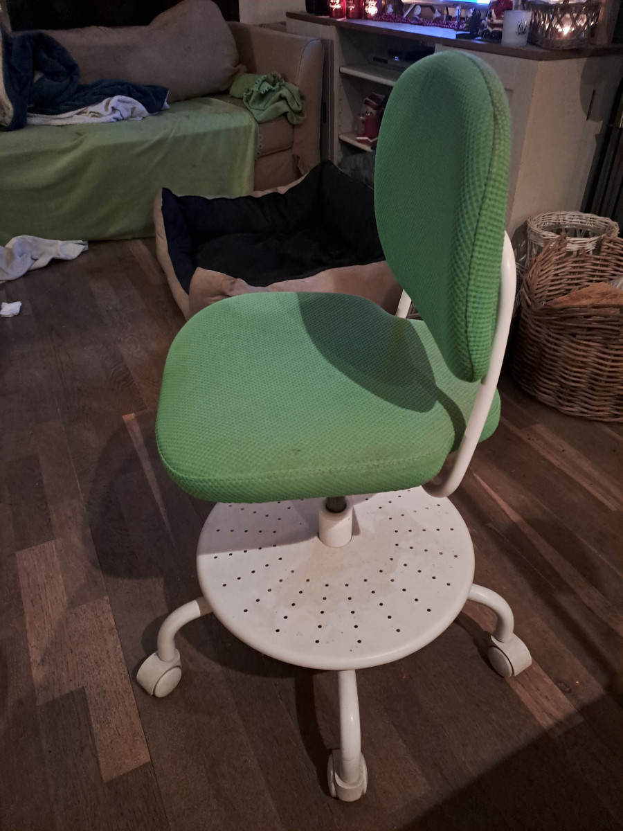 Illustration de Chaise de bureau ENFANT 15€ 