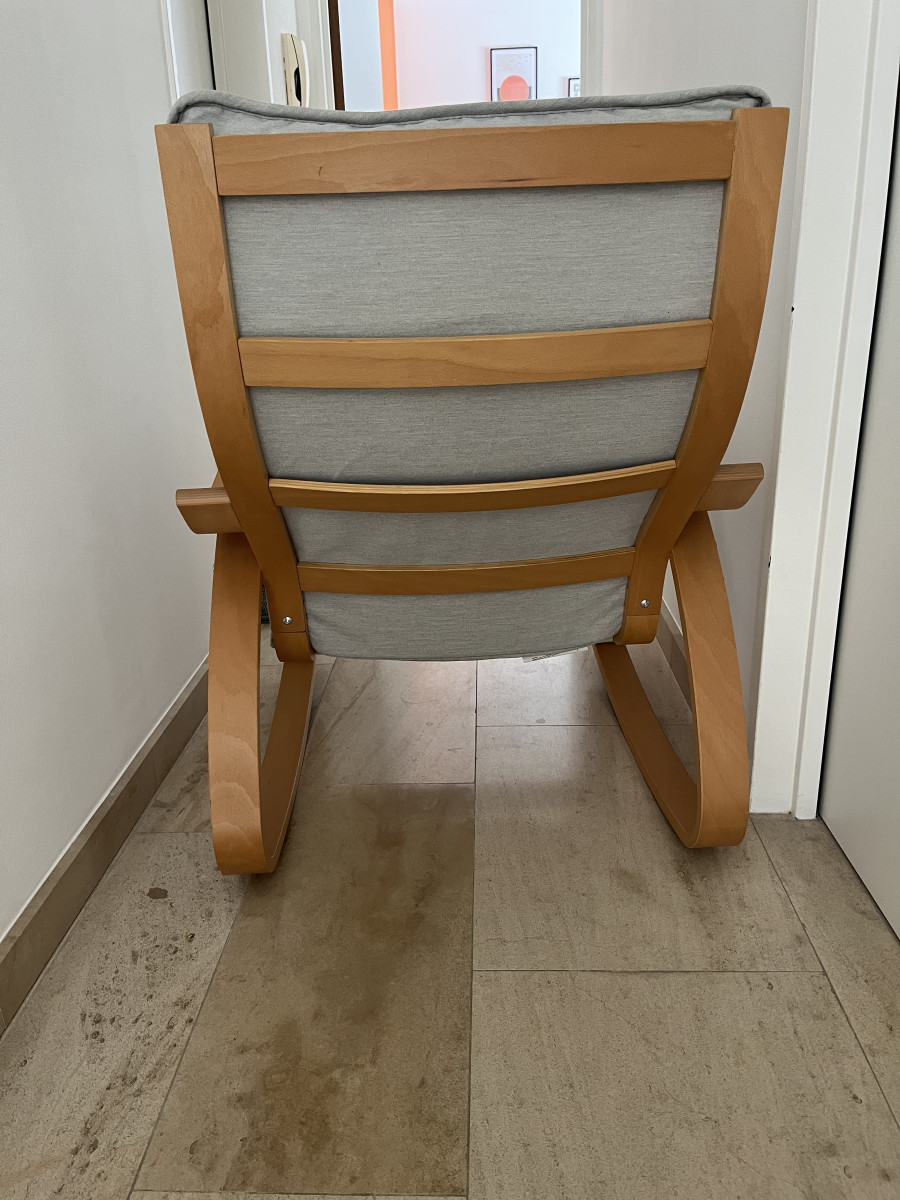 Illustration de Fauteuil à bascule POÄNG IKEA gris et bois 