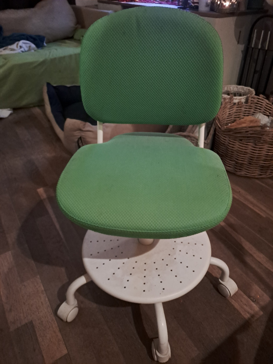 Illustration de Chaise de bureau ENFANT 15€ 