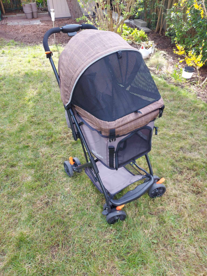 Illustration de Poussette chien 15kg max pliable HAFENBANDE achetée 7/23 - très peu utilisée 
