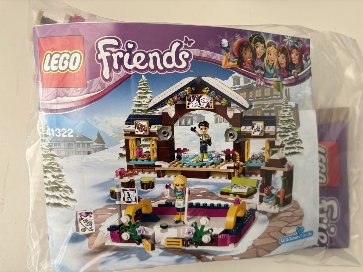 Illustration de Lego Friends : la patinoire de la station de ski 