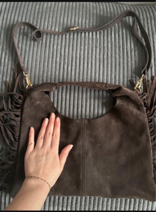 Illustration de Sac en daim à frange - couleur chocolat 
